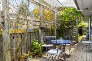 Outdoor dining - Apt Le Petit. Ideal for a quiet getaway (Greytown)