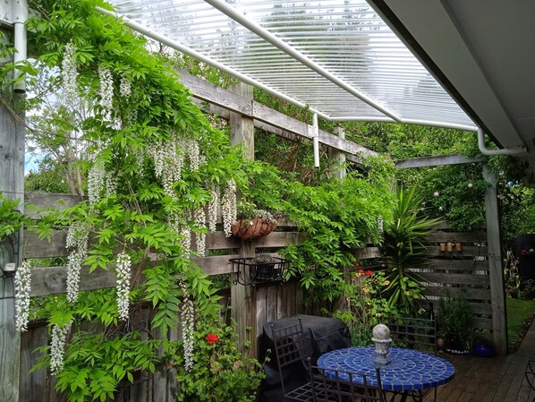 Outdoor dining - Apt Le Petit. Ideal for a quiet getaway (Greytown)