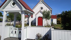 Een witte kerk met een rood dak en een klokkentoren.