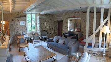 Smart-TV, Kamin, Tischtennisplatte, Bücher