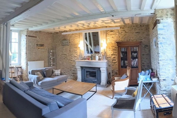 Smart-tv, een open haard, een dvd-speler en een tafeltennistafel