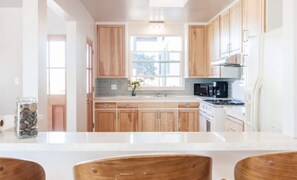 冷蔵庫、電子レンジ、オーブン、コンロ