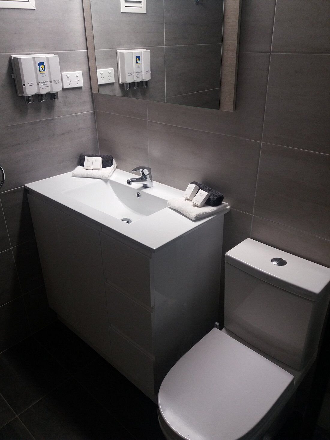 Available Fri December 12th to 19th 2025! Beach front 2 bed North Burleigh — image 6