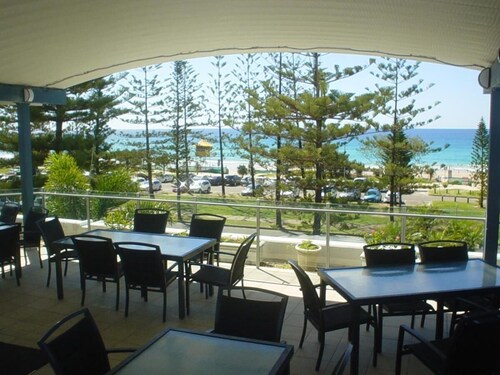Available Fri December 12th to 19th 2025! Beach front 2 bed North Burleigh