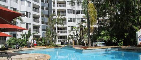 Piscine intérieure, piscine extérieure