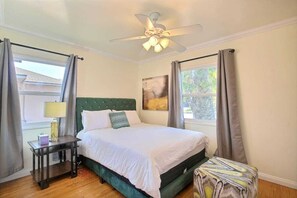 4 bedrooms, desk, WiFi, bed sheets - Cozy 4bedrm private backyard close to DTLA disney (Arcadia)