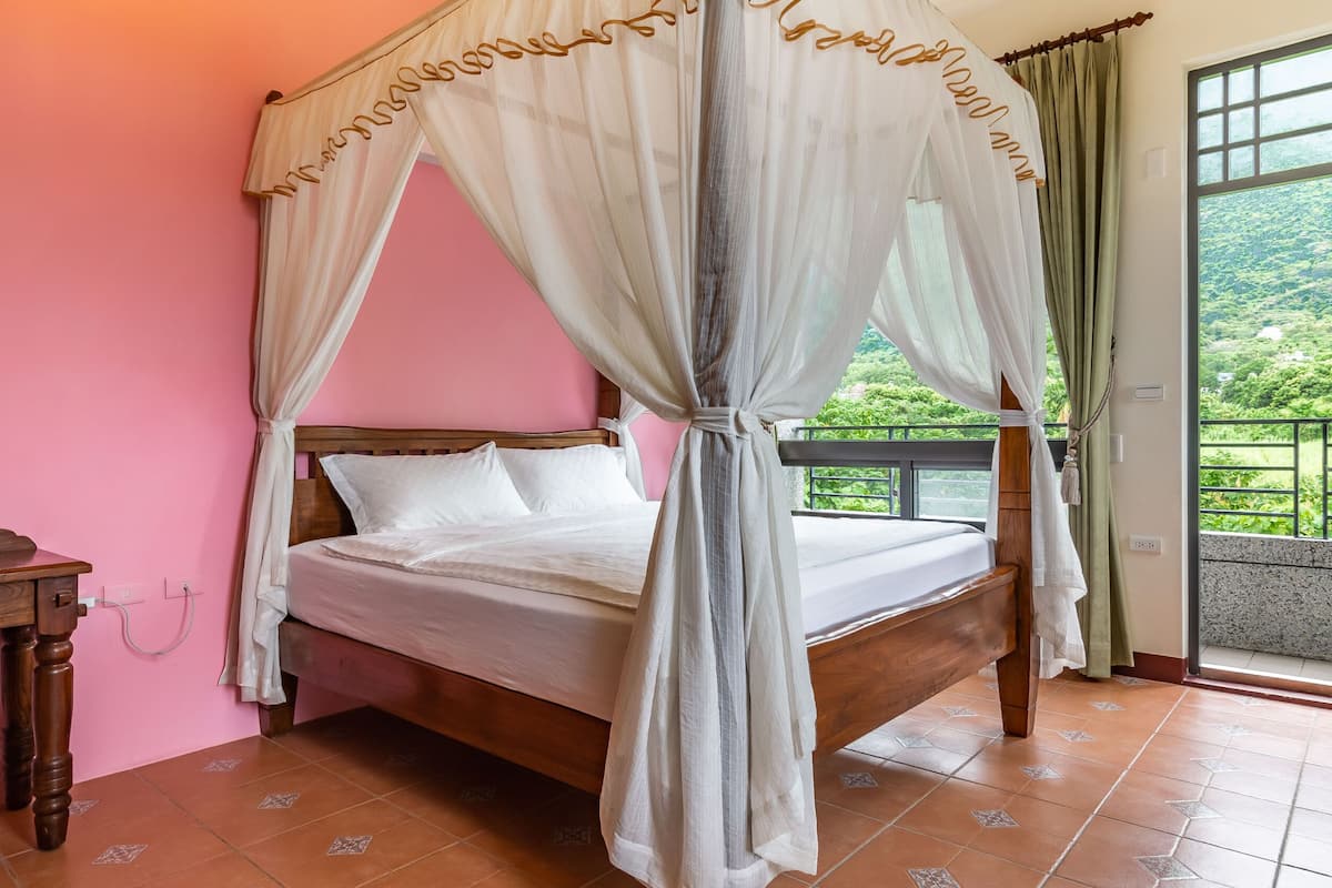 Double Room, 1 Double Bed, Bathtub, Mountain View | Property grounds