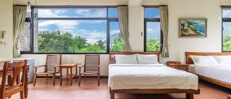 Habitación cuádruple, 2 camas dobles, balcón, vistas a la montaña | Escritorio, espacio para trabajar con un portátil, wifi gratis