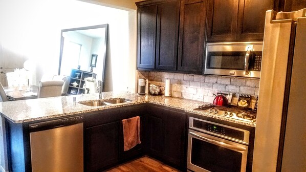 Refrigerador, microondas, horno y parrilla de estufa 