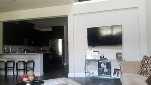 Smart TV, futbolito, oficina y monitor de computadora 