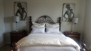 2 bedrooms, desk, iron/ironing board, WiFi