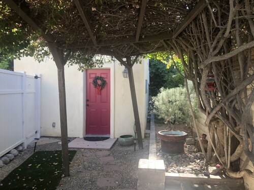 Charming Cottage Near El Paseo in Palm Desert With Two Courtyards