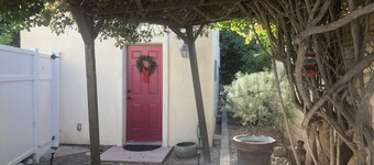Charming Cottage Near El Paseo in Palm Desert With Two Courtyards