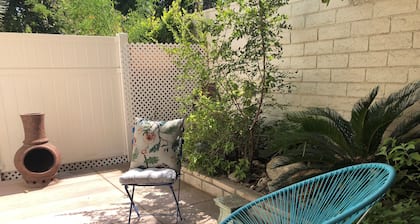 Charming Cottage Near El Paseo in Palm Desert With Two Courtyards