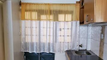 Business Studio | Private kitchen | Fridge, electric kettle, cookware/dishes/utensils