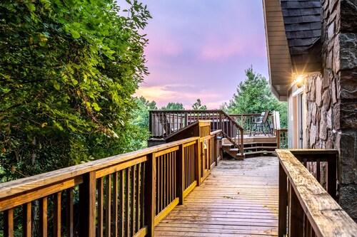 Renovated Charming A-frame in Chalet Village! GSMNP! Hot Tub! Arcade! Bears!