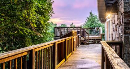 Renovated Charming A-frame in Chalet Village! GSMNP! Hot Tub! Arcade! Bears!