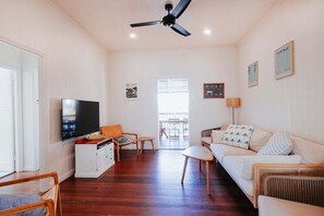 Smart TV - Ultimate Beachfront Holiday Pad (WOORIM)