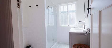 Ein Badezimmer mit Dusche, Toilette und Waschbecken.