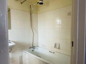 Deluxe Apartment | Bathroom | Rainfall showerhead, free toiletries, bidet, towels - Stay.Plus First Choice Family Apartment (Nairobi)