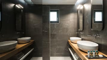Junior Suite | Bathroom | Shower, hydromassage showerhead, designer toiletries, hair dryer