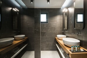 Suite Junior | Kamar mandi | Shower, shower pijat air,  dan perlengkapan mandi desainer