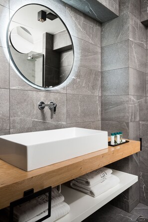 Deluxe Double or Twin Room, 1 Queen Bed | Bathroom | Shower, hydromassage showerhead, designer toiletries, hair dryer - 11 Enteka Acropolis Suites (Athens)