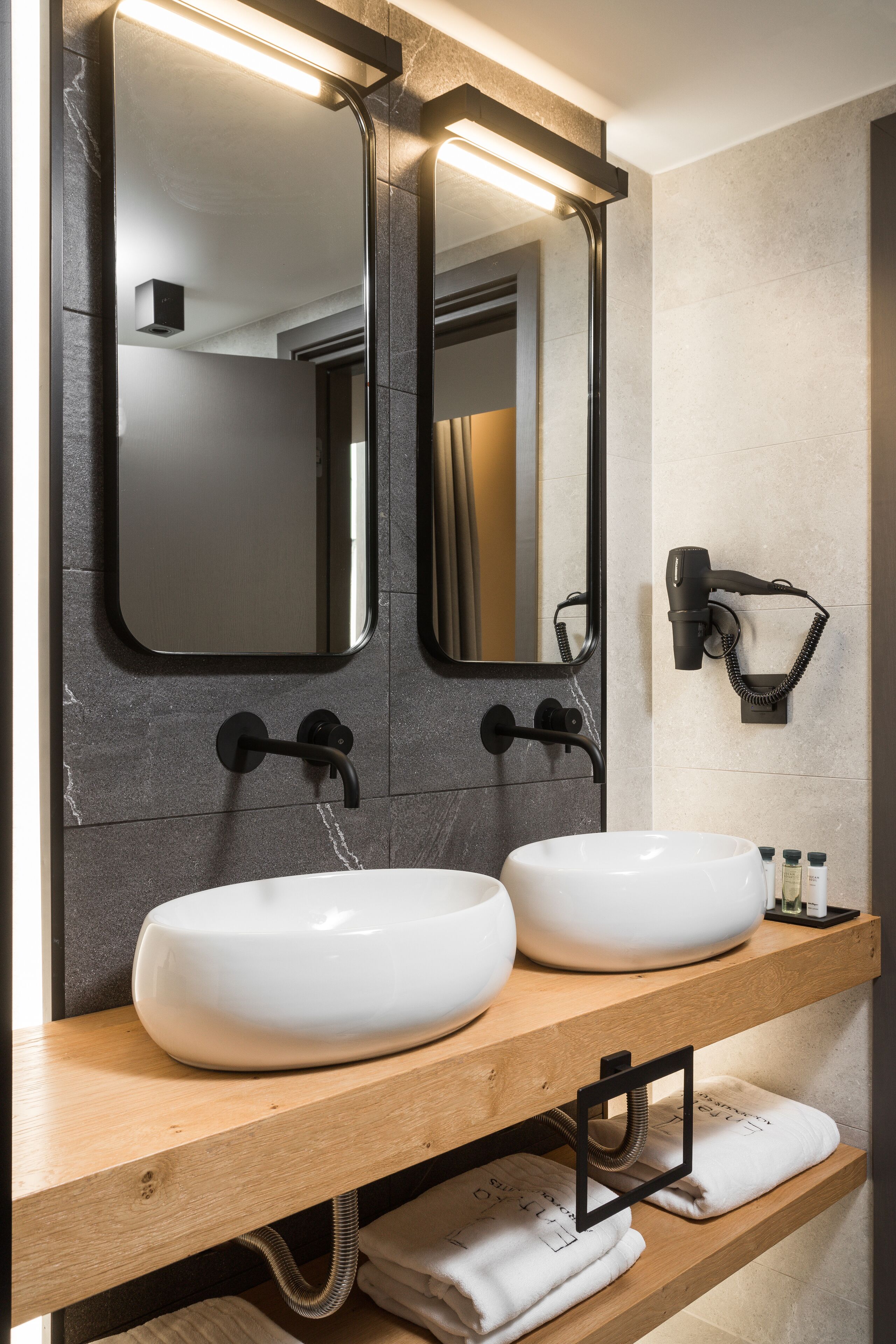 grand suite, 2 bedrooms | bathroom | shower, hydromassage showerhead, designer toiletries, hair dryer