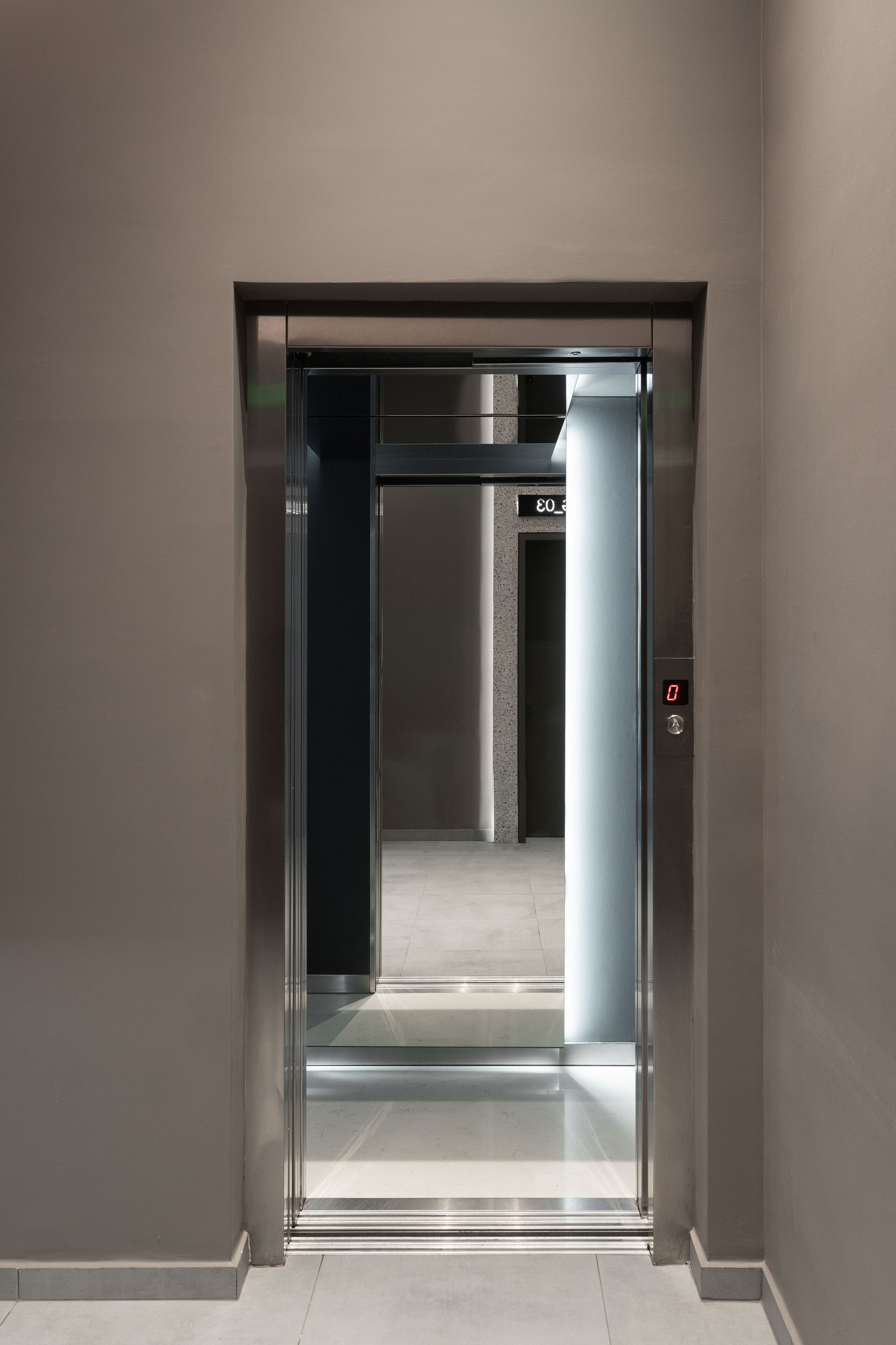 Un ascensor con una pantalla digital que muestra el número de piso 03.
