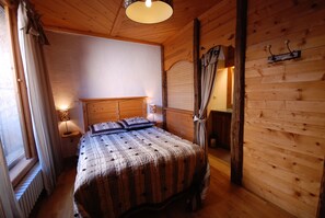 5 bedrooms, iron/ironing board, travel cot, free WiFi