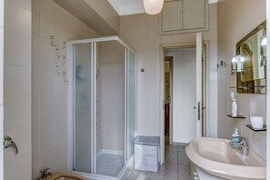 Dusche, Haartrockner, Bidet, Handtücher