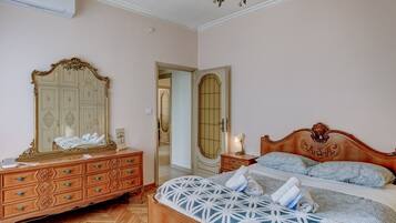 2 bedrooms, desk, iron/ironing board, travel crib