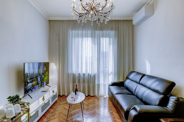 Smart TV - Bramante House - Entire Three-Room Apartment Near the Metro with Wi-Fi (Torino)