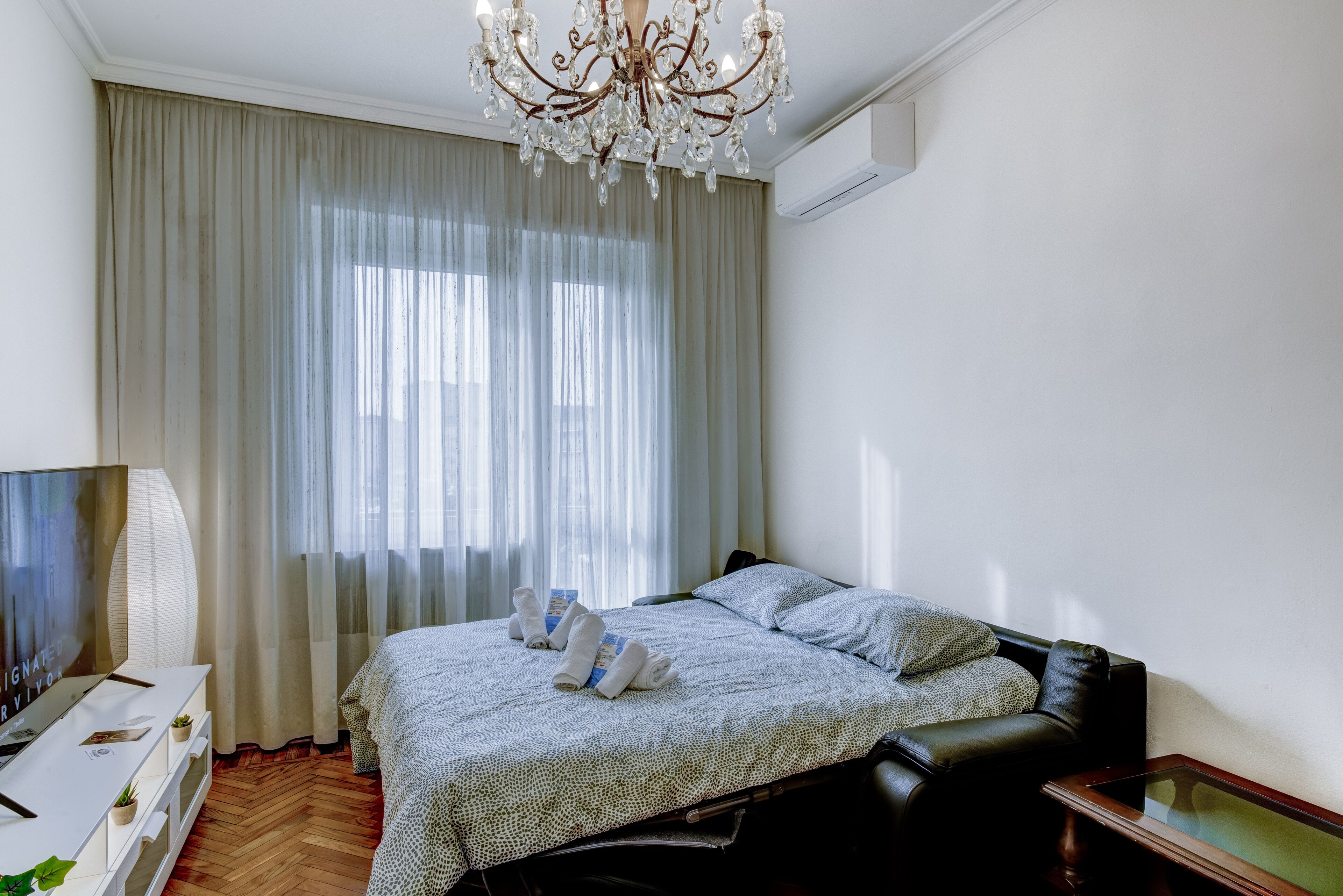 2 Schlafzimmer, Schreibtisch, Bügeleisen/Bügelbrett, Reisekinderbett