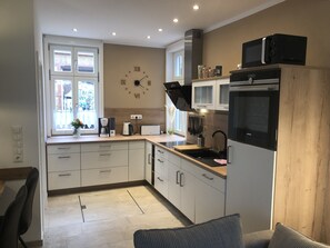 Réfrigérateur, micro-ondes, four, plaque de cuisson