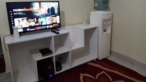 Escritorio, espacio para trabajar con laptop y wifi gratis 