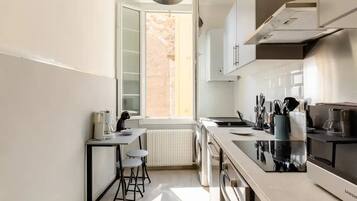 Frigorifero, microonde, forno, piano cottura