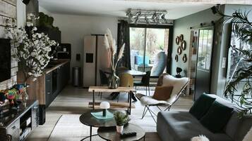 Flat-screen TV, fireplace, DVD player