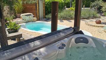 Bañera de hidromasaje al aire libre
