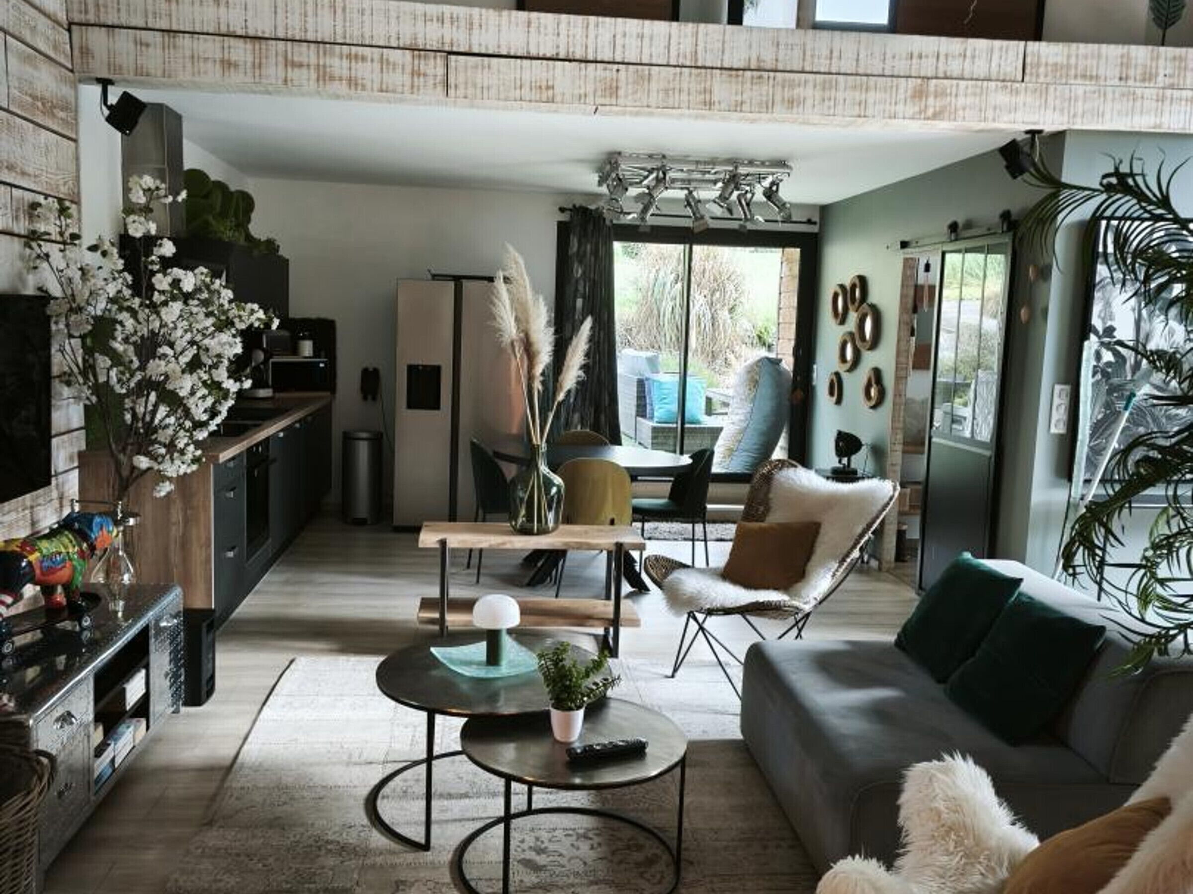 Un salon moderne avec un canapé, une table basse et un coin repas.