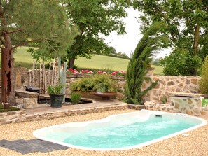 Outdoor spa tub - Renovated Loft with Private Pool & Spa - Peaceful Retreat in Auvergne (Cognat-Lyonne)