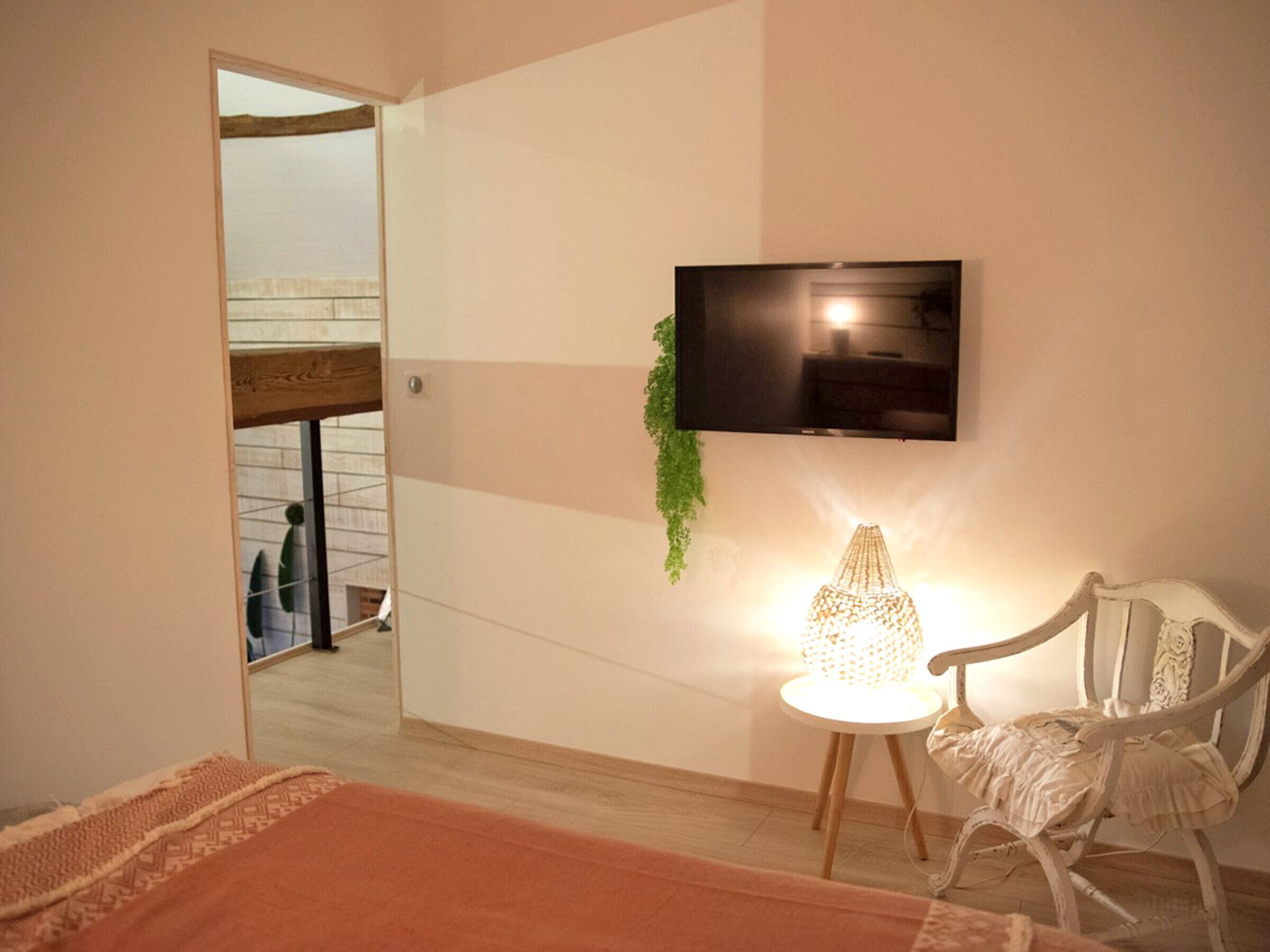2 bedrooms, internet, bed sheets