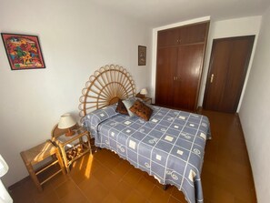 2 bedrooms, bed sheets - Nice apartment on the beach of Comarruga near Barcelona and Tarragona (Coma-ruga)