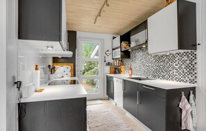 Refrigerador, parrilla de estufa, lavavajillas y cafetera y tetera 