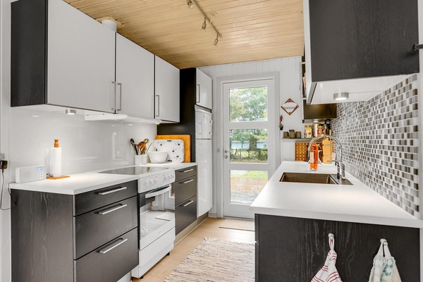 Køleskab, kogeplade, opvaskemaskine, kaffe-/temaskine