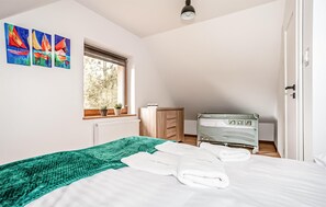 4 bedrooms, travel crib, free WiFi