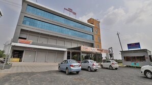 Un hôtel à plusieurs étages, doté d’une architecture moderne, de grandes fenêtres et d’une enseigne bien visible.