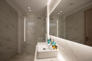 Dusche, Haartrockner, Handtücher, Seife
