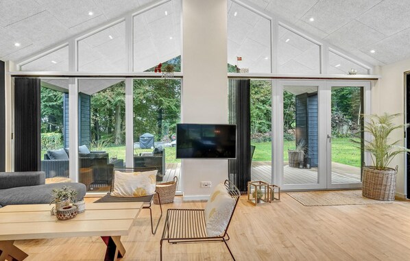 Smart TV, fireplace, table tennis