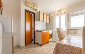 Réfrigérateur, four, plaque de cuisson, cafetière/bouilloire